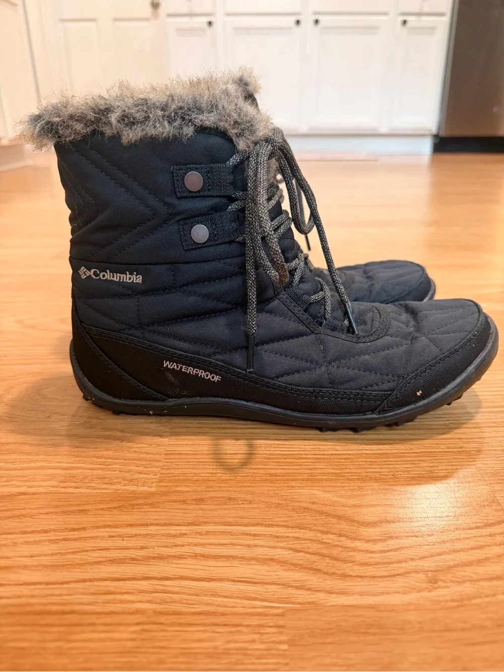 Columbia Women’s Black Quilted Winter Lace-Up Boots with Faux-Fur Trim